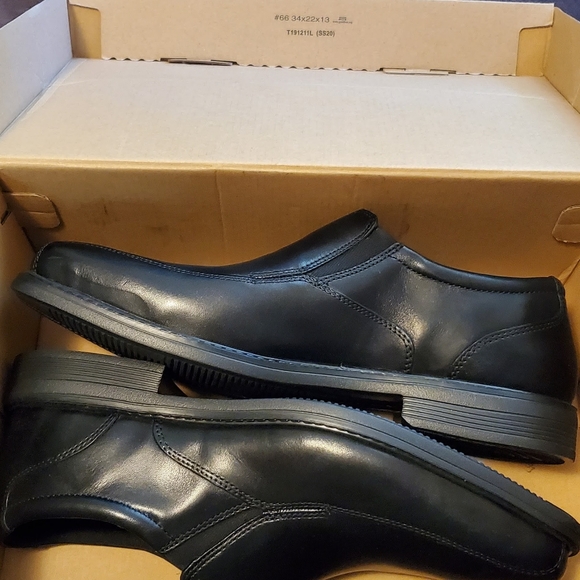 Clarks men\'s size 10.5 Leather Dress Shoes